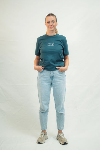 Model trägt Mission One More ‚Touched by Grace‘ T-Shirt - nachhaltige & faire Streetwear