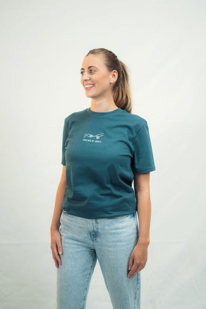 Model mit Mission One More ‚Touched by Grace‘ Shirt aus hochwertiger Bio-Baumwolle
