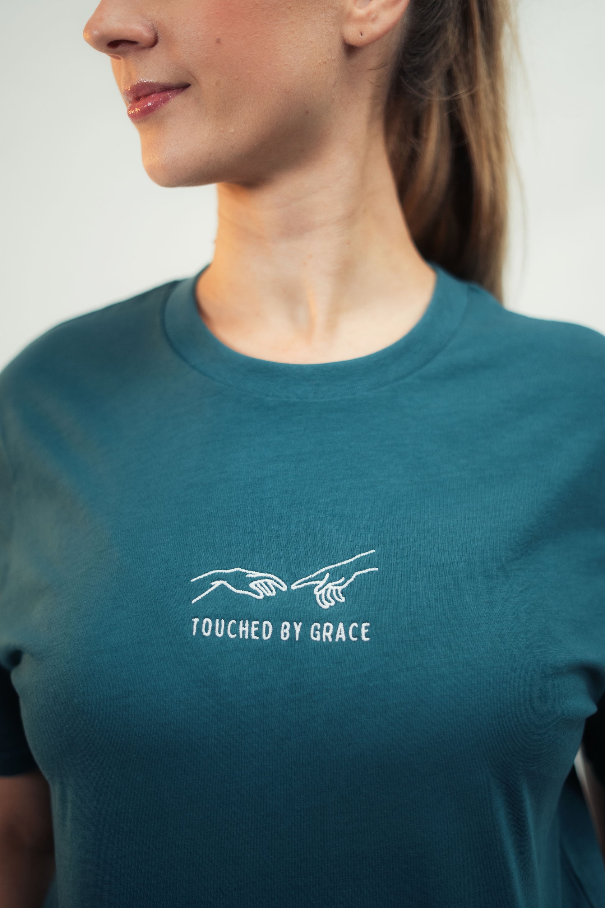 Model zeigt Mission One More ‚Touched by Grace‘ Bio-Baumwolle T-Shirt