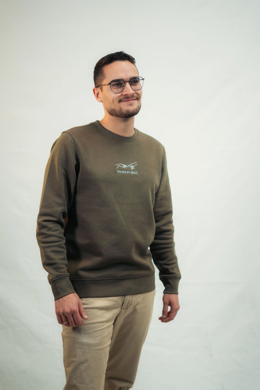 Mission One More hochwertiges Bio-Sweatshirt auf cleanem Studiohintergrund christliche Streetwear