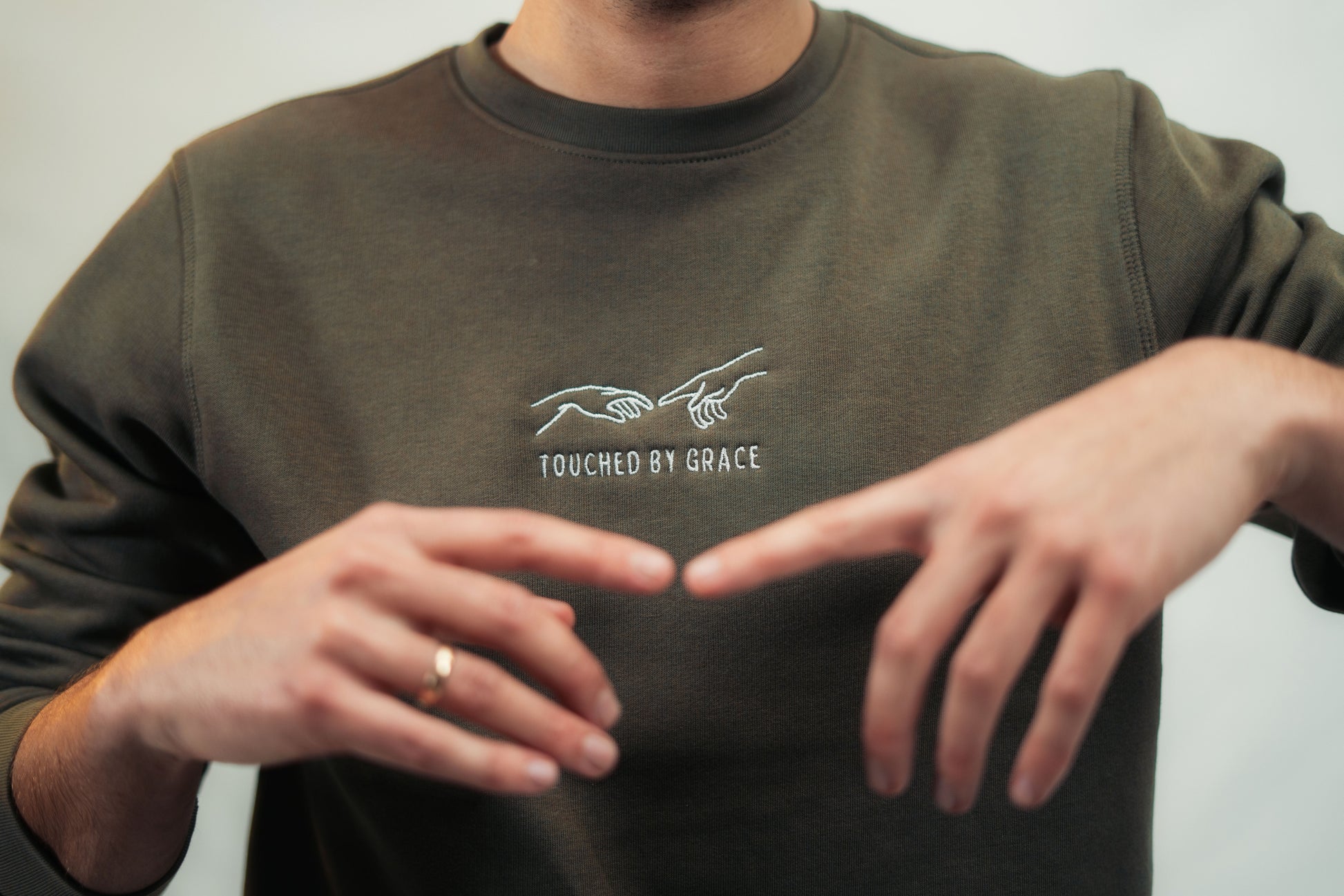 Model trägt weichen Mission One More Bio-Pullover - christliche Kleidung