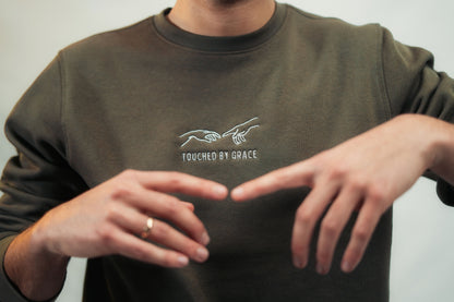 Model trägt weichen Mission One More Bio-Pullover - christliche Kleidung