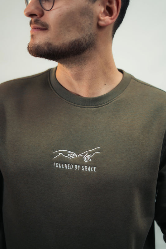 Mission One More Fair Fashion Sweatshirt Nahaufnahme des Stickdesgins vor weißem Hintergrund