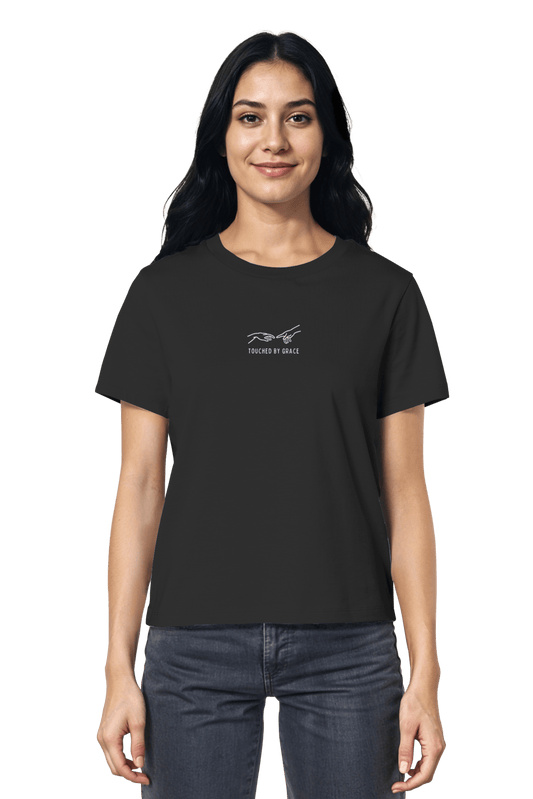 Mission One More Bio-Mode T-Shirt "Touched by Grace" getragen von einer Frau - Fair Fashion