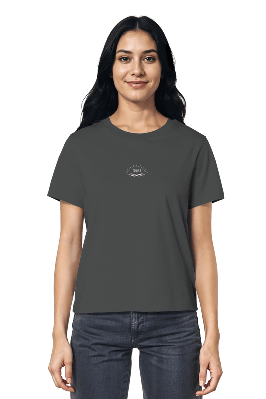 Anthracite Fair-Fashion-Shirt mit ‚Trust‘-Stickerei – dezente christliche Mode aus zertifizierter Bio-Baumwolle