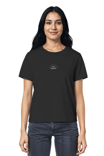Minimalistisches Bio-Shirt mit kleinem Trust-Stick – nachhaltige Kleidung mit tiefem Sinn