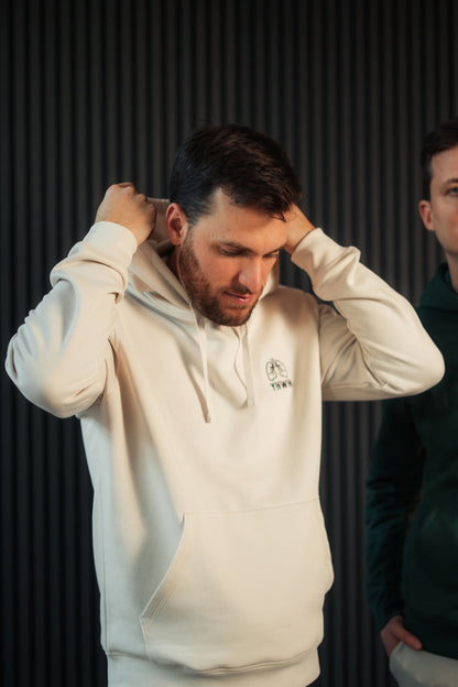 Model trägt Mission One More Hoodie ‚YHWH‘ aus hochwertiger Bio-Baumwolle