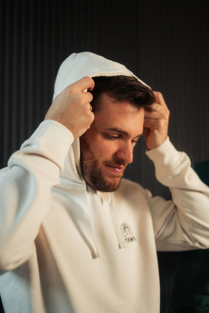 Model trägt Mission One More Hoodie ‚YHWH‘ nachhaltig & fair