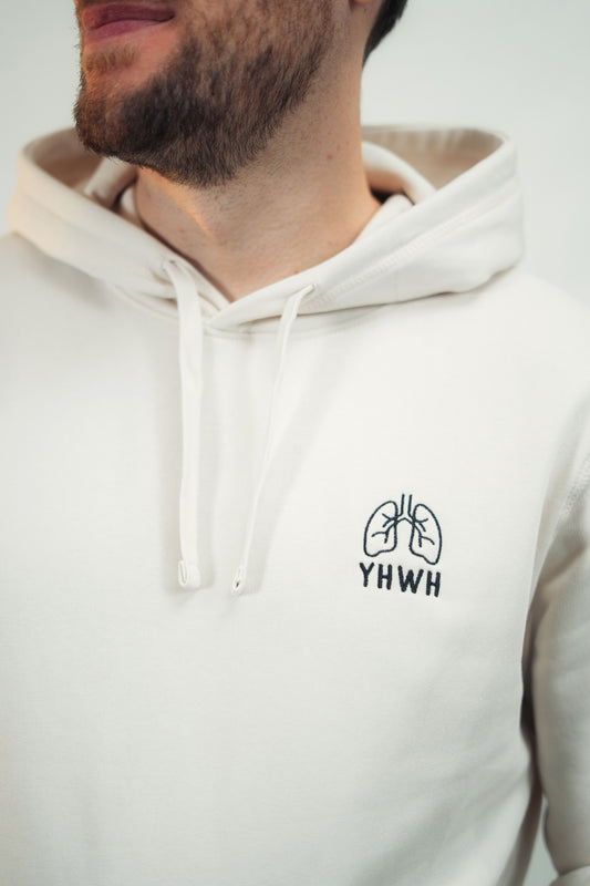 Model präsentiert Mission One More Hoodie ‚YHWH‘ fair & nachhaltig hergestellt