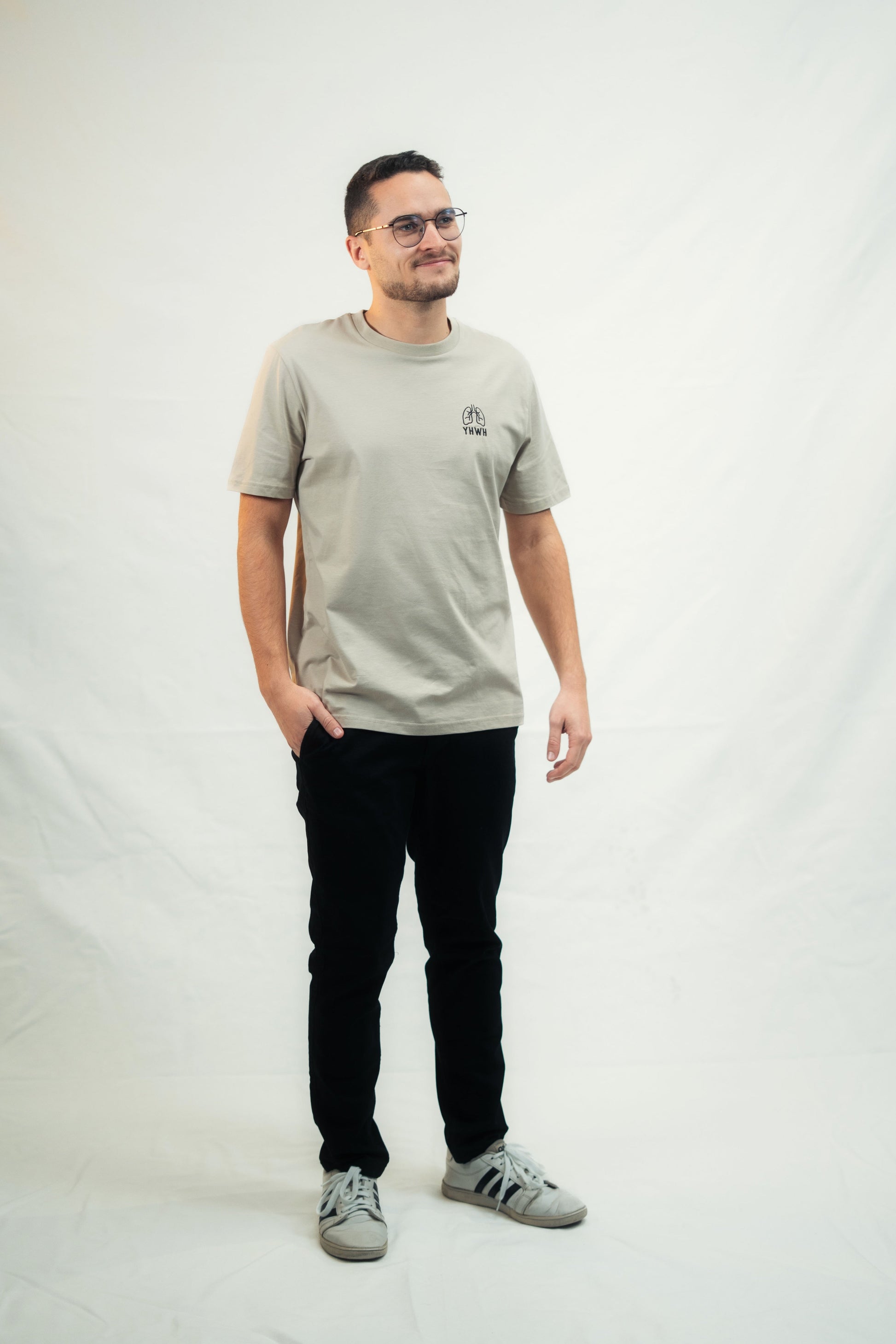 Model zeigt christliches Mission One More T-Shirt ‚YHWH‘ fair & nachhaltig produziert