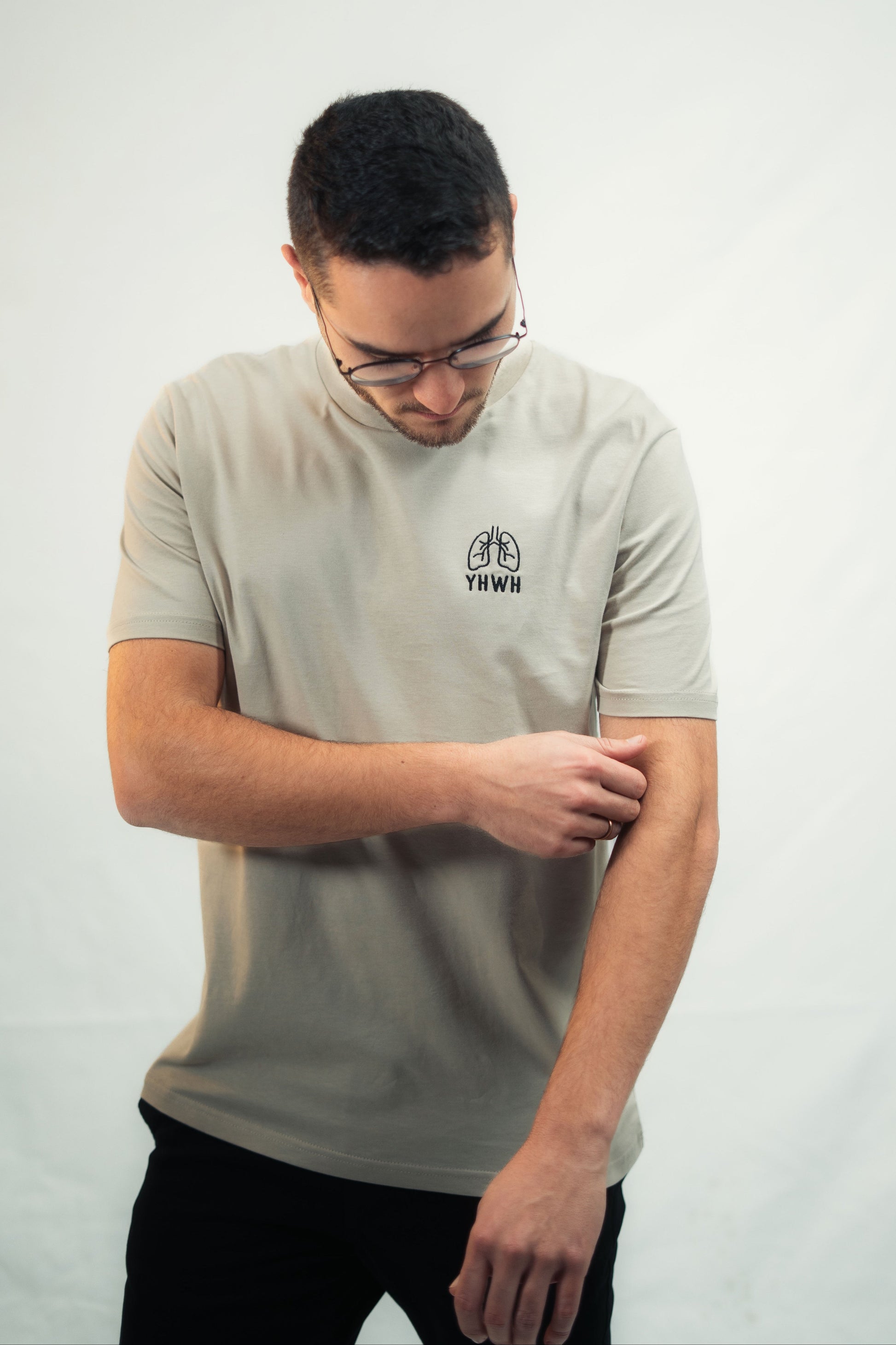 Model präsentiert Mission One More T-Shirt ‚YHWH‘ nachhaltig hergestellt
