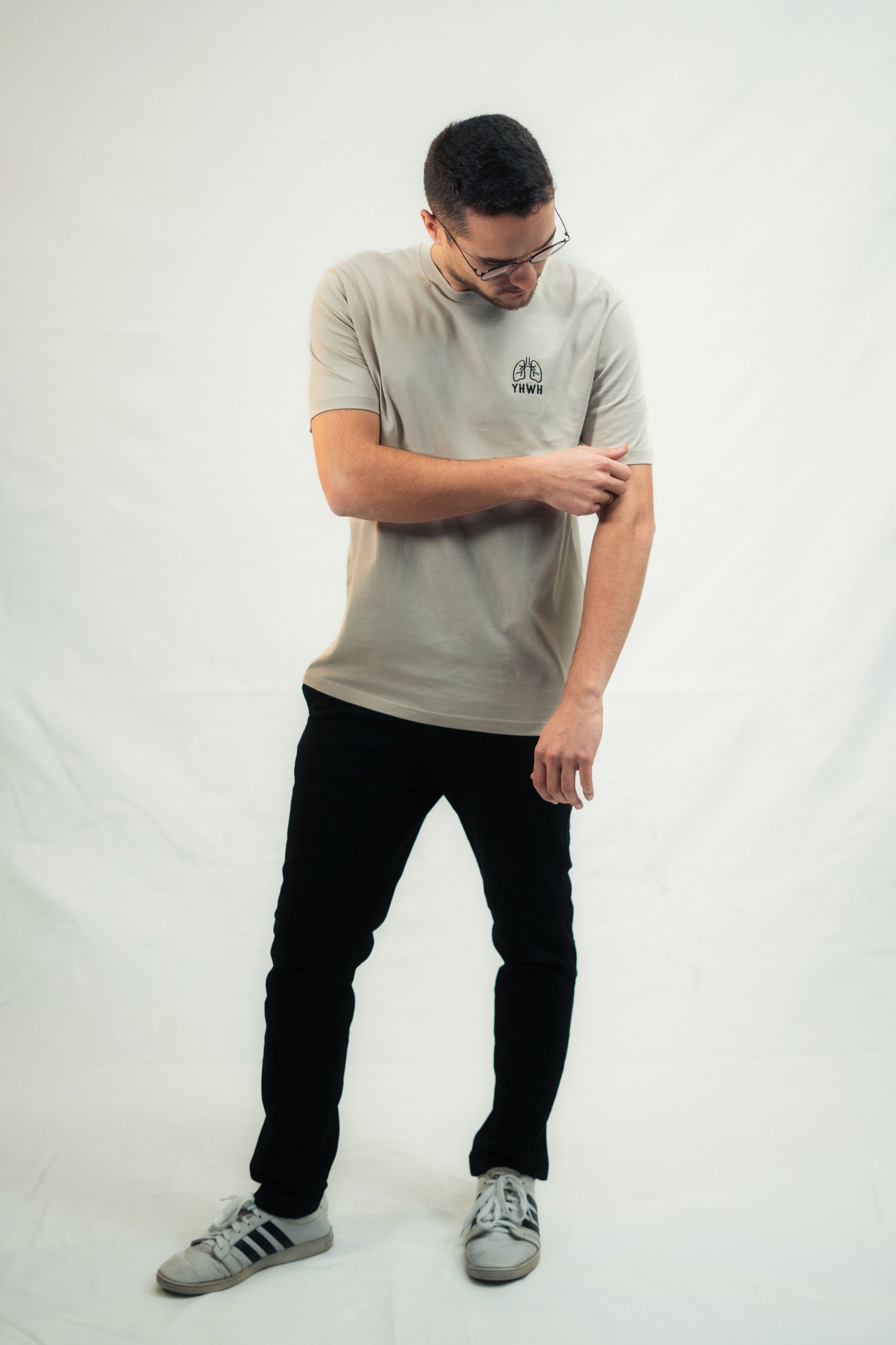 Model trägt Mission One More Shirt ‚YHWH‘ aus Bio-Baumwolle, fair gefertigt