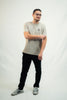 Model präsentiert Mission One More T-Shirt ‚YHWH‘ faire Herstellung aus Bio-Baumwolle