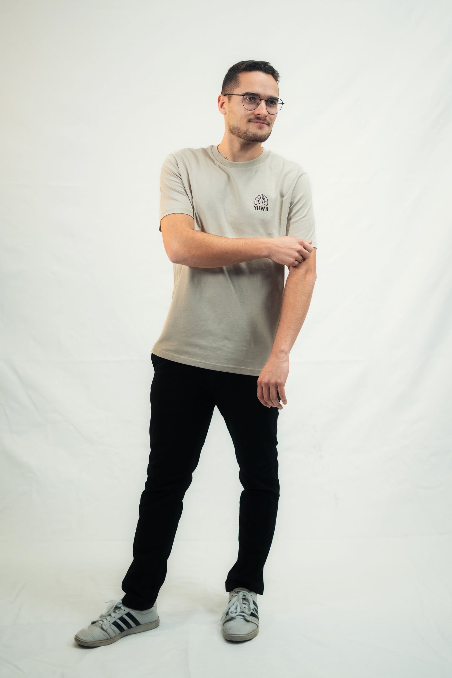 Model präsentiert Mission One More T-Shirt ‚YHWH‘ faire Herstellung aus Bio-Baumwolle