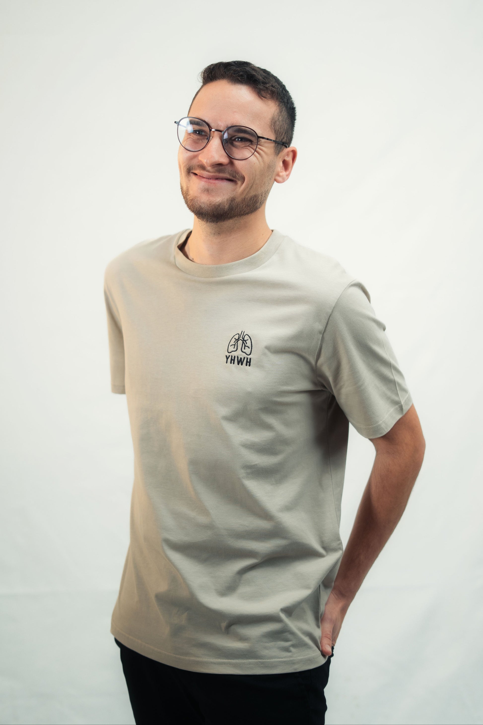 Model trägt Mission One More Bio-T-Shirt ‚YHWH‘ nachhaltig & fair produziert