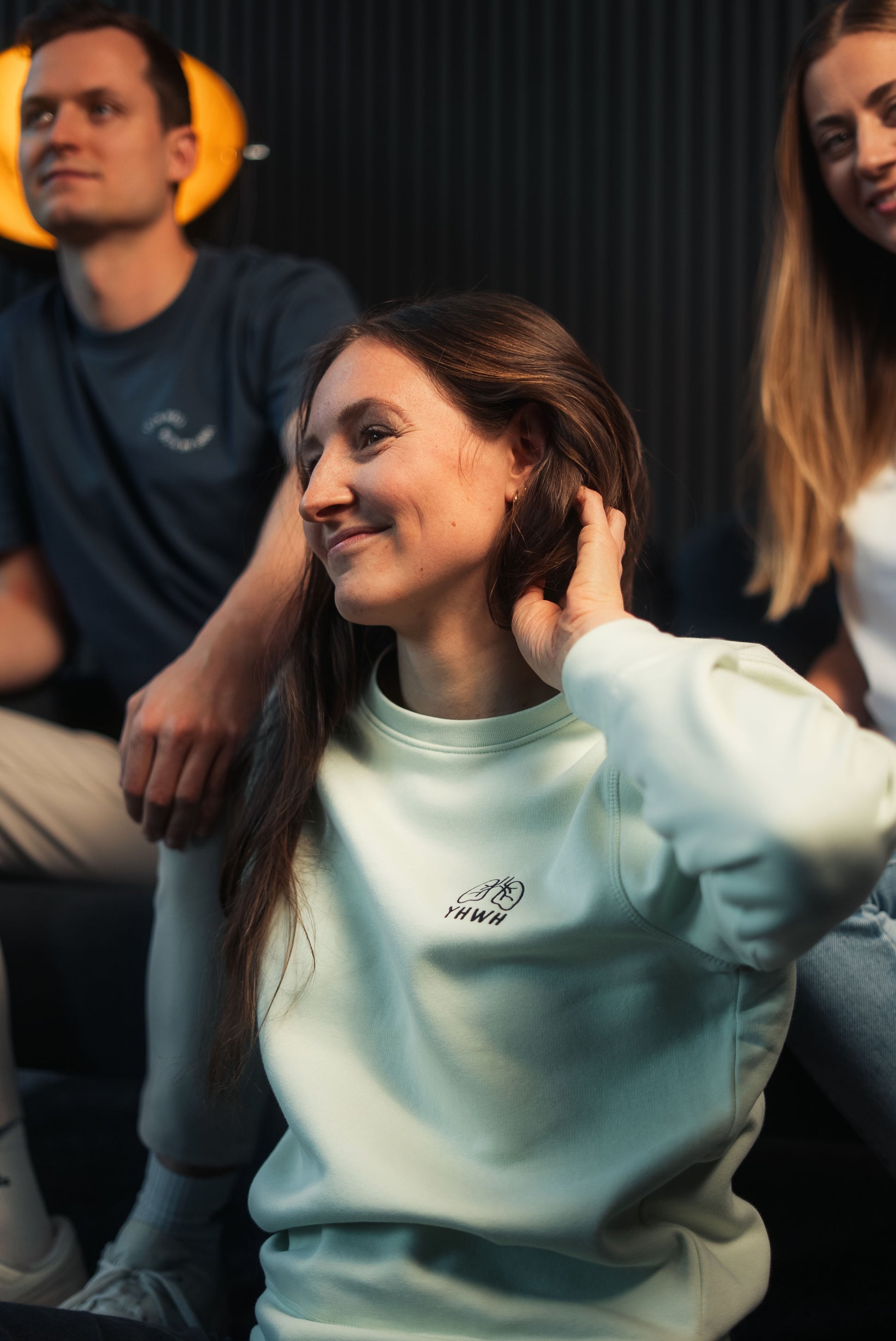 Model trägt Mission One More Organic Sweatshirt ‚YHWH‘ hochwertige Materialien