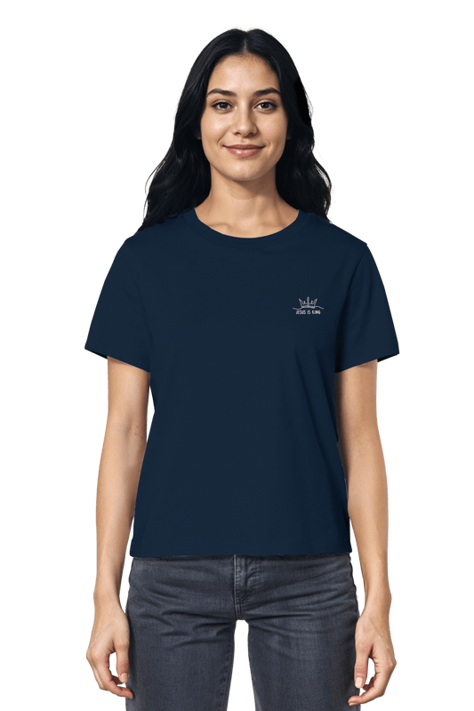 Modernes, nachhaltiges Shirt mit minimalistischer Stickerei Jesus is King – Mission One More verbindet Glauben & Fair Fashion