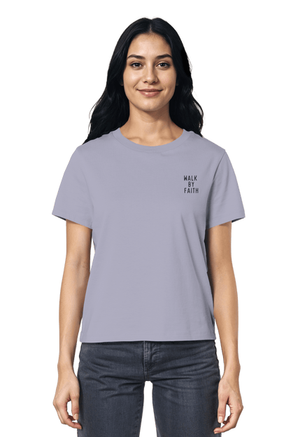 Lavenderfarbenes Damen-Shirt mit gesticktem Walk by Faith – Mission One More steht für Liebe, Hoffnung und Fairness